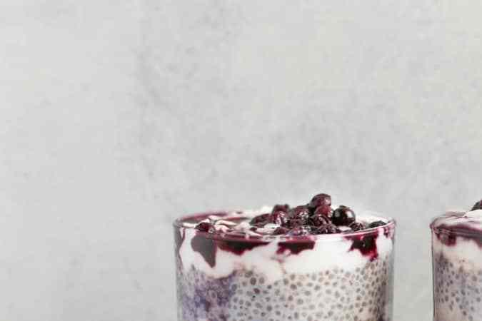 Vasos con pudín de chía y kiwi