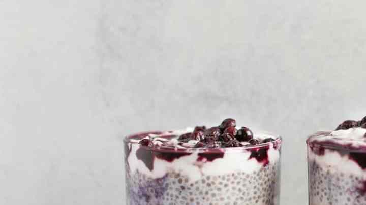 Vasos con pudín de chía y kiwi