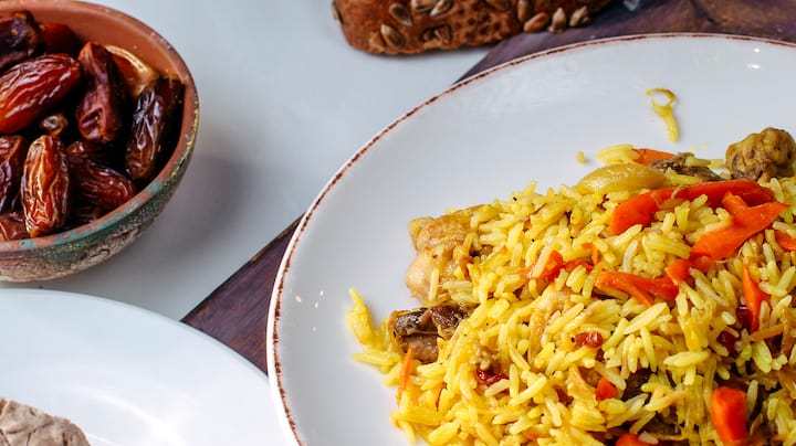 plato con arroz a la milanesa