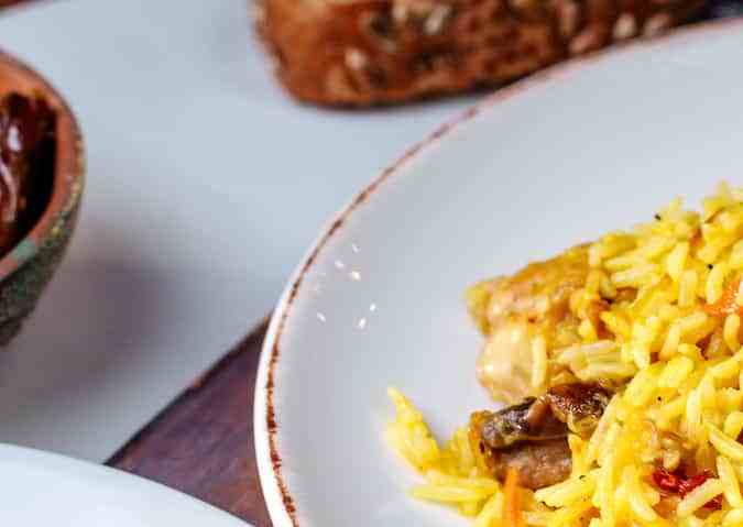 plato con arroz a la milanesa