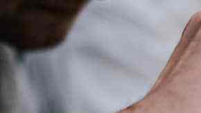 barman sirviendo margaritas