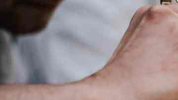 barman sirviendo margaritas