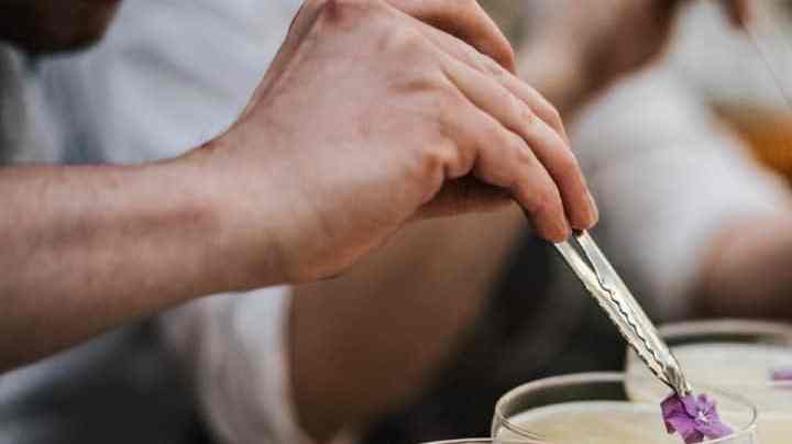 barman sirviendo margaritas