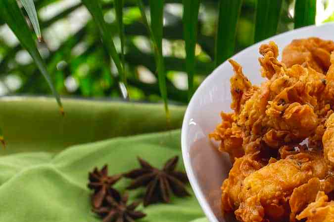 plato con palomitas de pollo