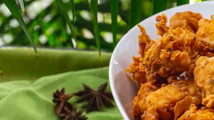 plato con palomitas de pollo