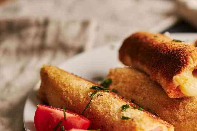 plato con rollitos de jamón y queso empanizados