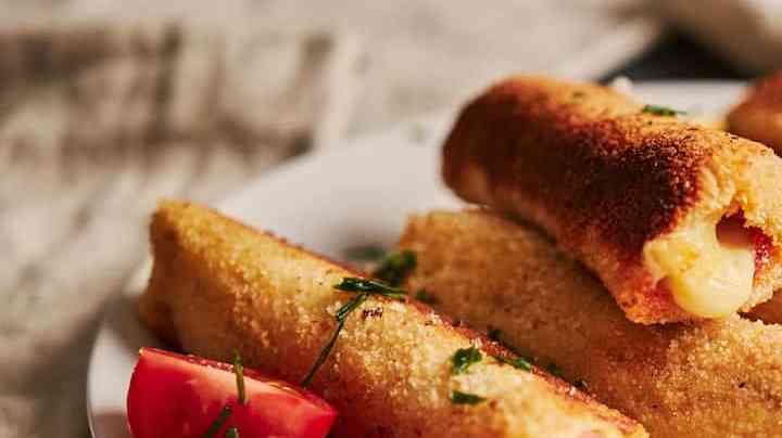 plato con rollitos de jamón y queso empanizados