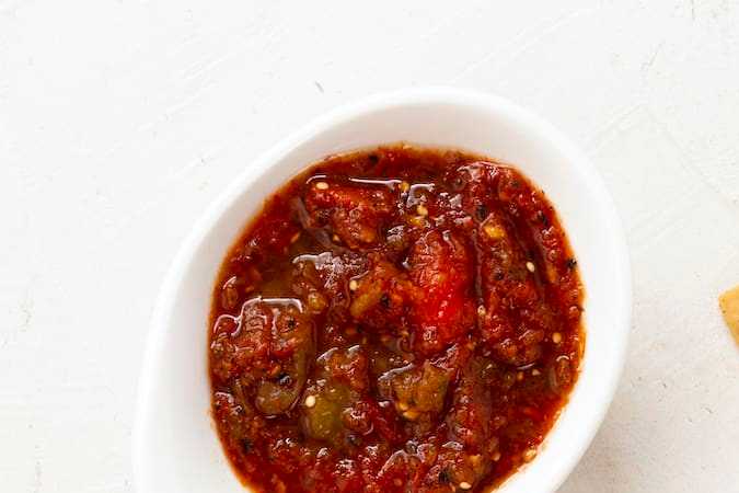 salsa de chiles y totopos