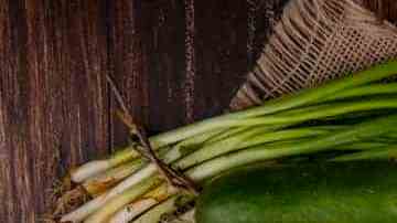 sartén con huevos, papas y aguacates