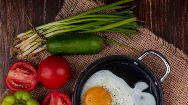 sartén con huevos, papas y aguacates