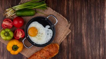 sartén con huevos, papas y aguacates