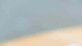 corte de carne de cerdo en tabla de madera