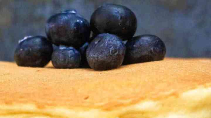 Hot cakes de queso con arándanos