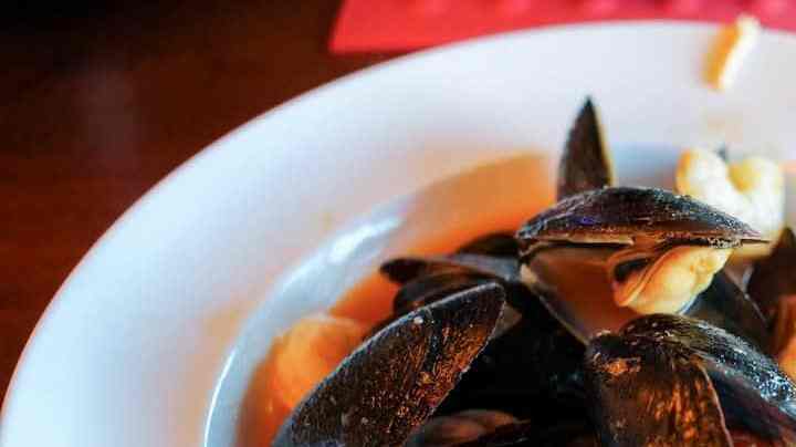 plato con mejillones en salsa
