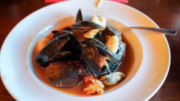 plato con mejillones en salsa