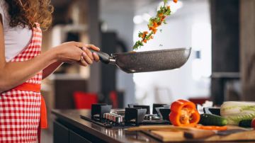 Mujer cocinando