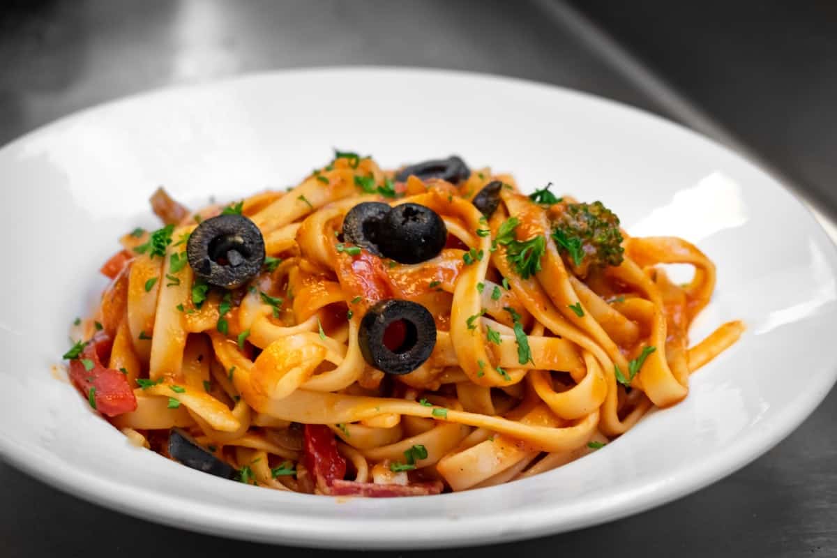 plato de pasta con salsa amatriciana