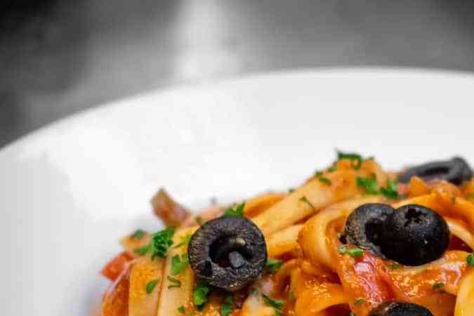 plato de pasta con salsa amatriciana