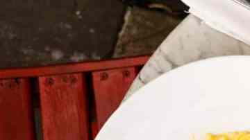 Platos con pasta y salsa cheddar