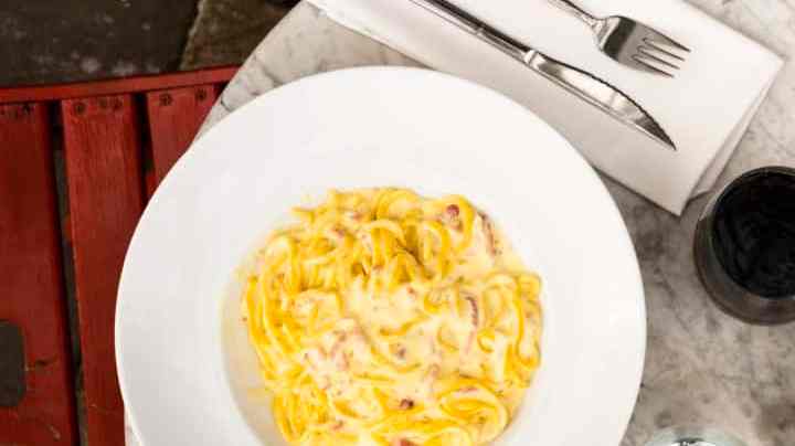 Platos con pasta y salsa cheddar