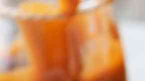 salsa de caramelo en frasco