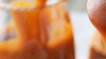 salsa de caramelo en frasco