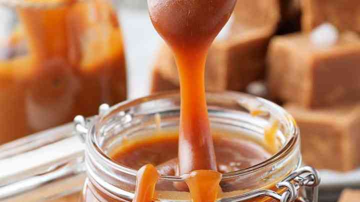 salsa de caramelo en frasco