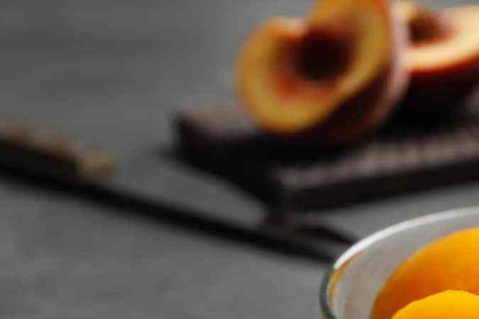 bowl con duraznos en almíbar