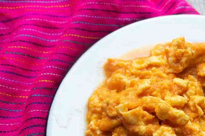 plato con huevos al albañil