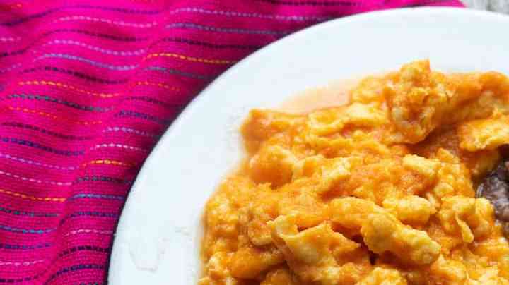 plato con huevos al albañil