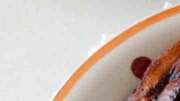 plato con huevos motuleños