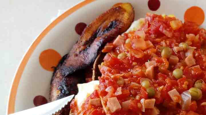 plato con huevos motuleños