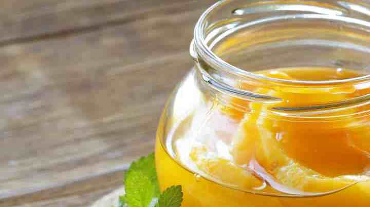 Frasco con duraznos en almíbar