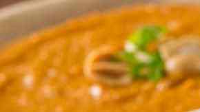 plato con sopa de maní