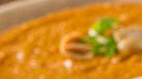 plato con sopa de maní