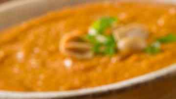 plato con sopa de maní