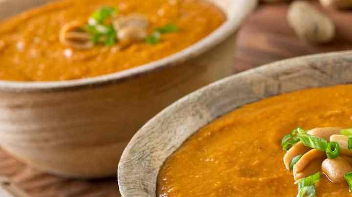 plato con sopa de maní