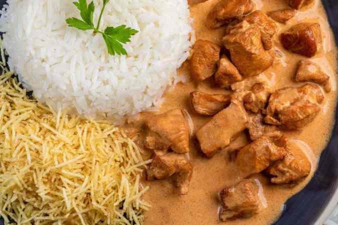 plato con strogonoff de pollo