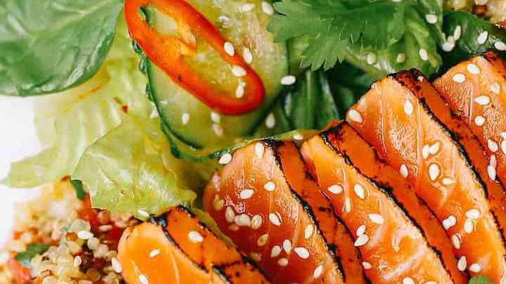 tataki de salmón con ensalada