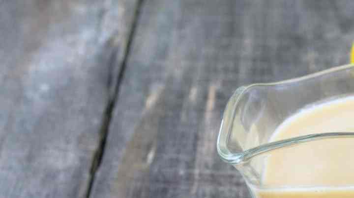 Recipiente con salsa de limón