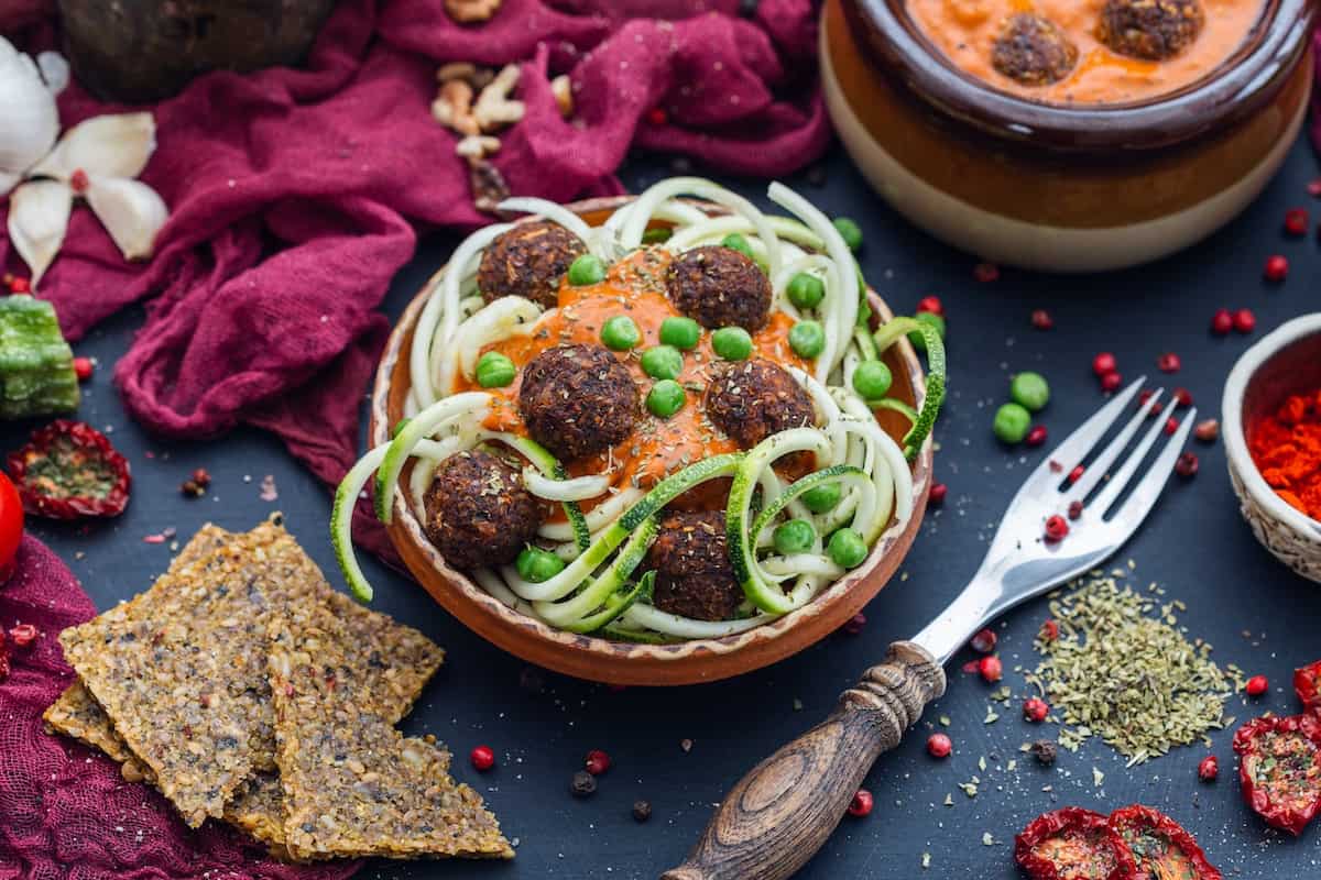 plato con albóndigas de garbanzos