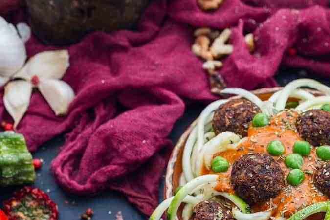 plato con albóndigas de garbanzos