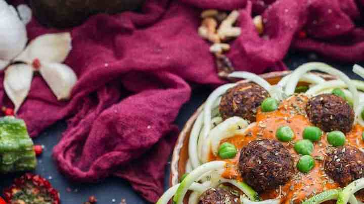 plato con albóndigas de garbanzos