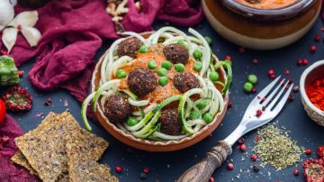 plato con albóndigas de garbanzos