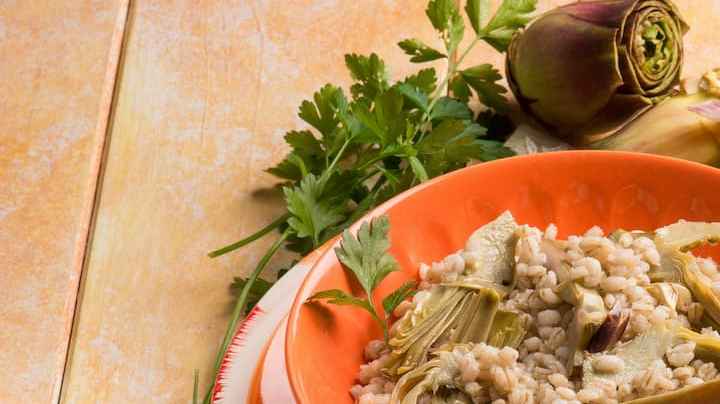 arroz con alcachofas en plato