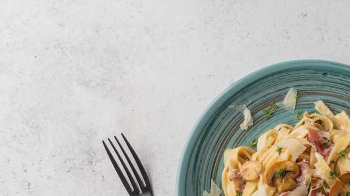 Plato de fettuccini con salsa boscaiola