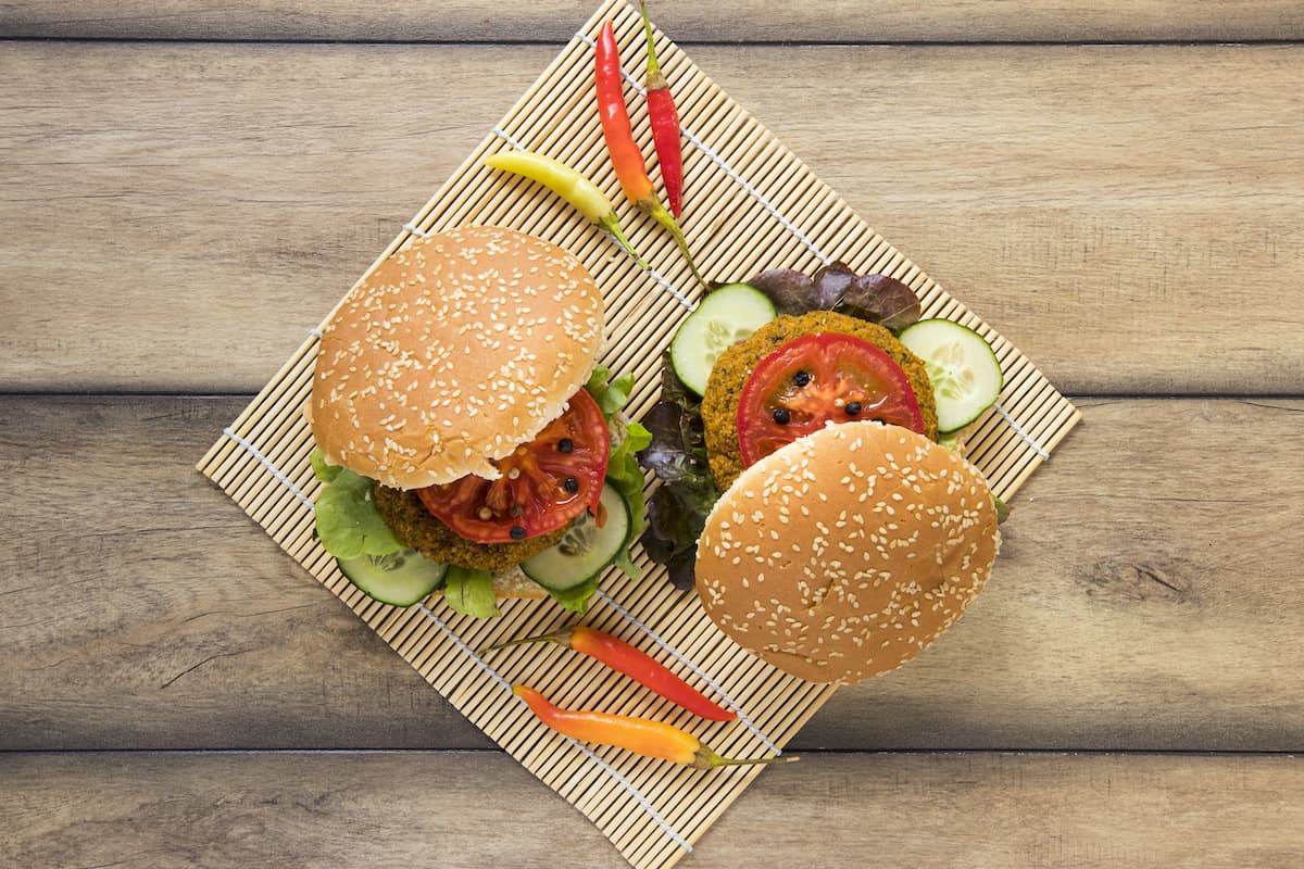 plato con hamburguesas de garbanzos