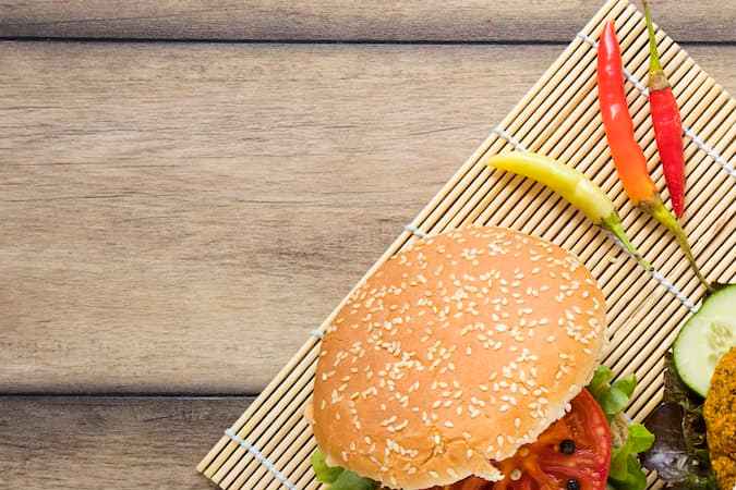 plato con hamburguesas de garbanzos