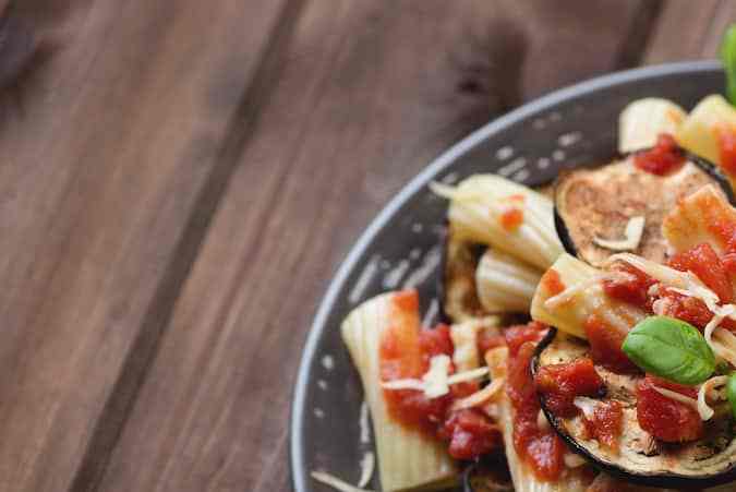 plato con pasta alla norma