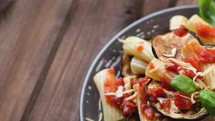 plato con pasta alla norma